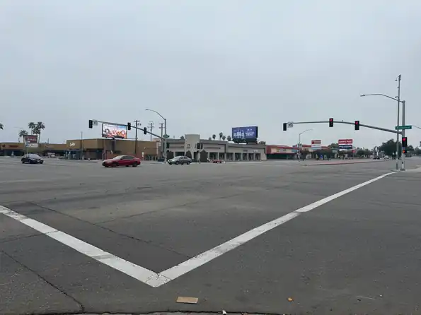 Shaw Avenue and Blackstone Avenue intersection in Fresno where car accidents frequently occur
