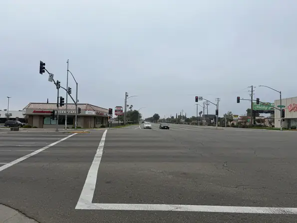 Intersección de Blackstone Avenue y Herndon Avenue en Fresno