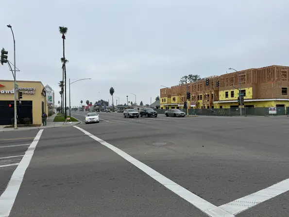 Intersección de Blackstone Avenue y Dakota Avenue en Fresno