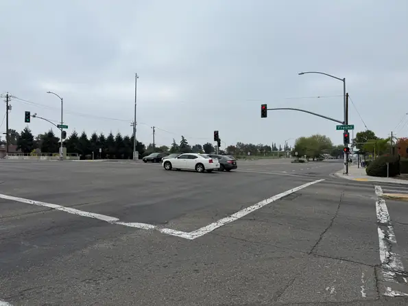 Intersección de Shields Avenue y Fresno Street en Fresno
