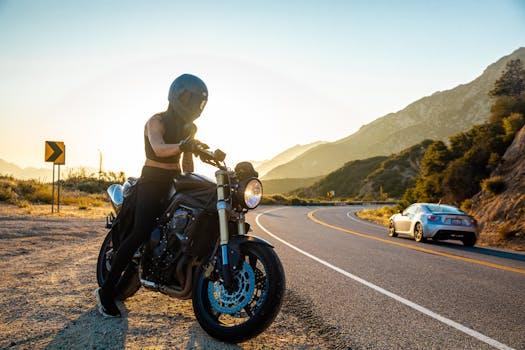 Motociclista en carretera — abogado de accidente de motocicleta en Clovis